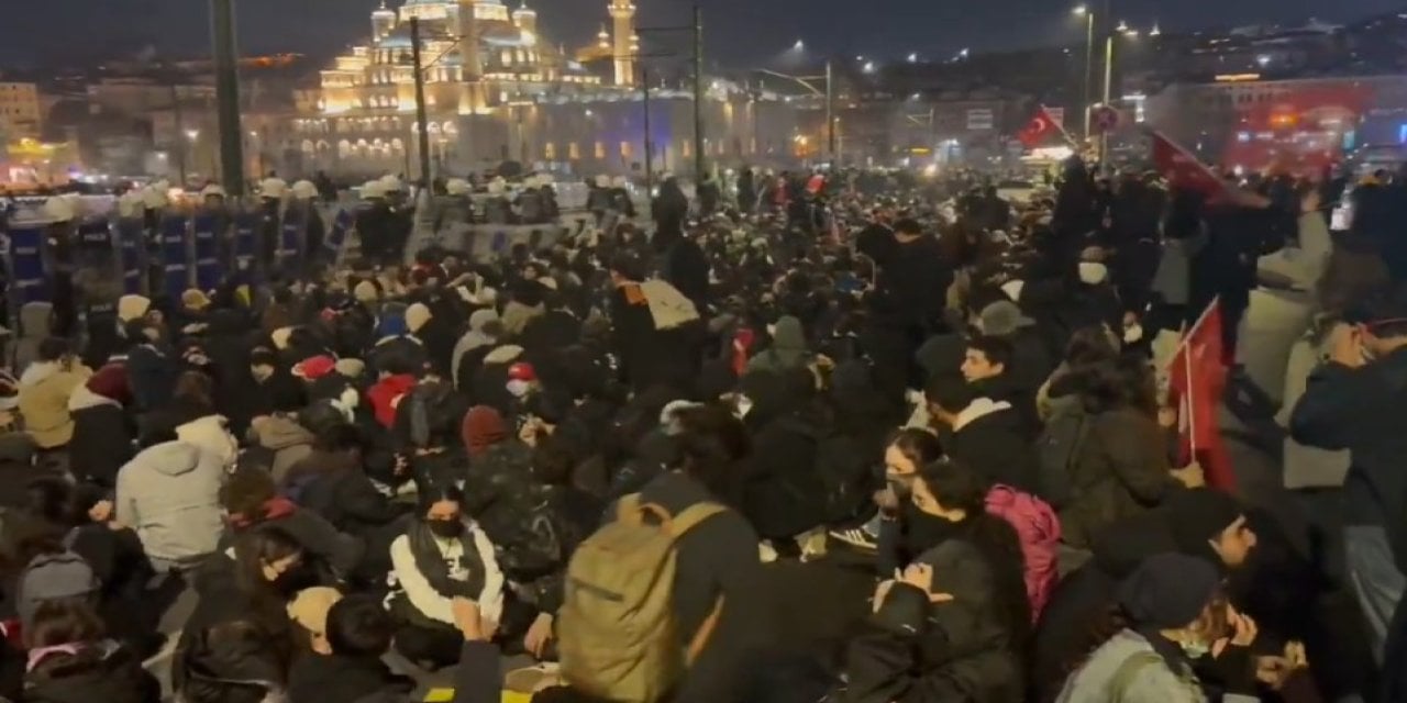 Öğrenciler Galata Köprüsü’nde oturma eylemine geçti